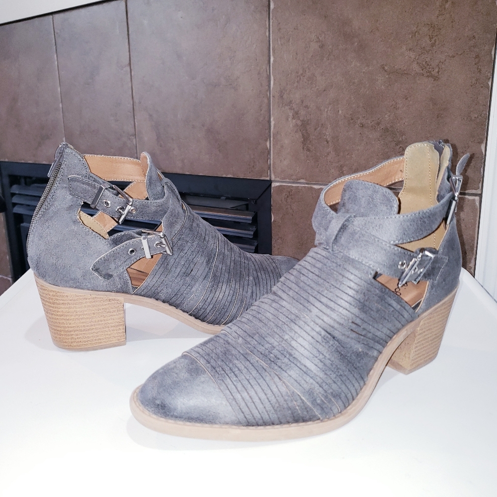 QUPID DOUBLE BUCKLE BACK ZIPPER HEEL ANKLE BOOTS